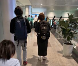 タンソンニャット国際空港到着後に移動する子連れの日本人家族