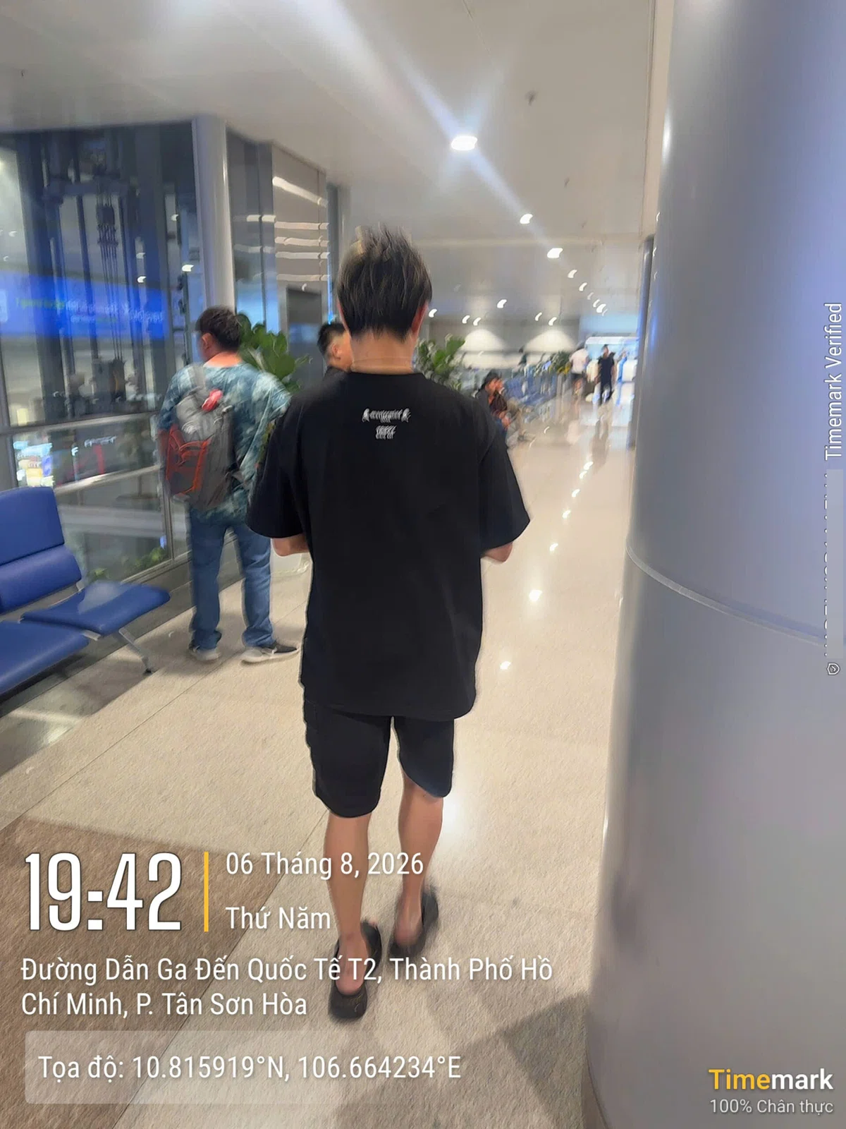 タンソンニャット空港でVN640便の入国ファストトラック利用後に移動するお客様