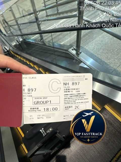 VJP FASTTRACK staff guiding an NH897 passenger toward immigration at Hanoi Noi Bai International Airport