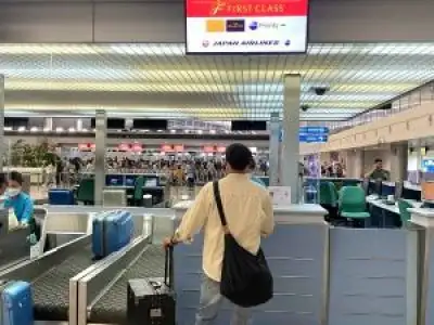 ベトナム空港 出国ファストトラックサポートの様子